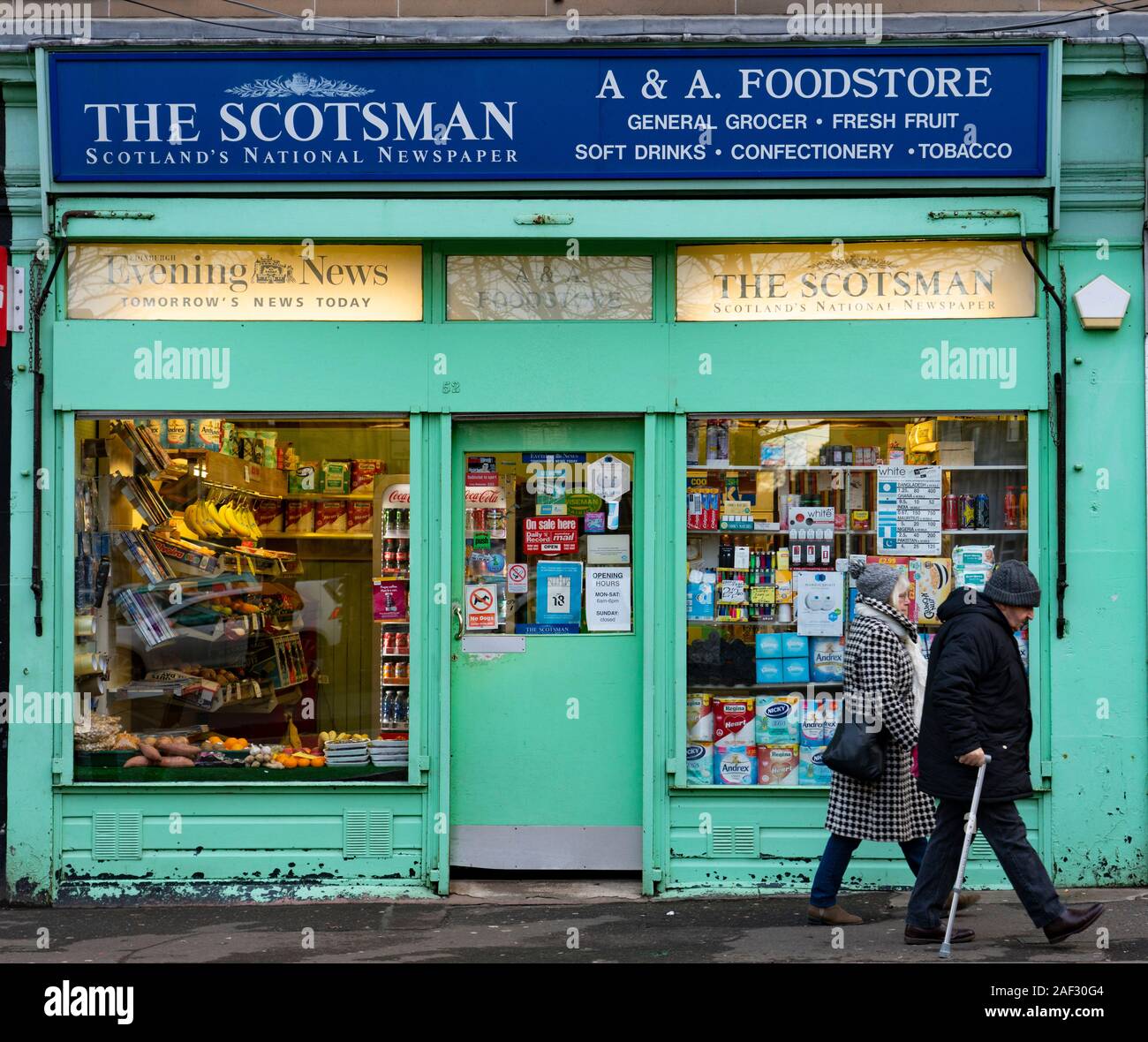 De l'extérieur de la presse traditionnelle boutique vendant le journal The Scotsman sur Easter Road à Édimbourg, Écosse, Royaume-Uni Banque D'Images