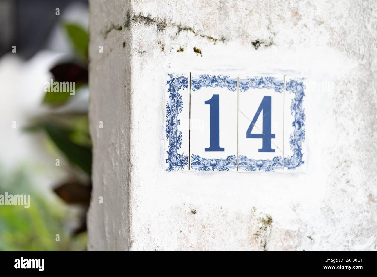 Nombre métallique blanc (18) accroché sur un mur de brique Banque D'Images