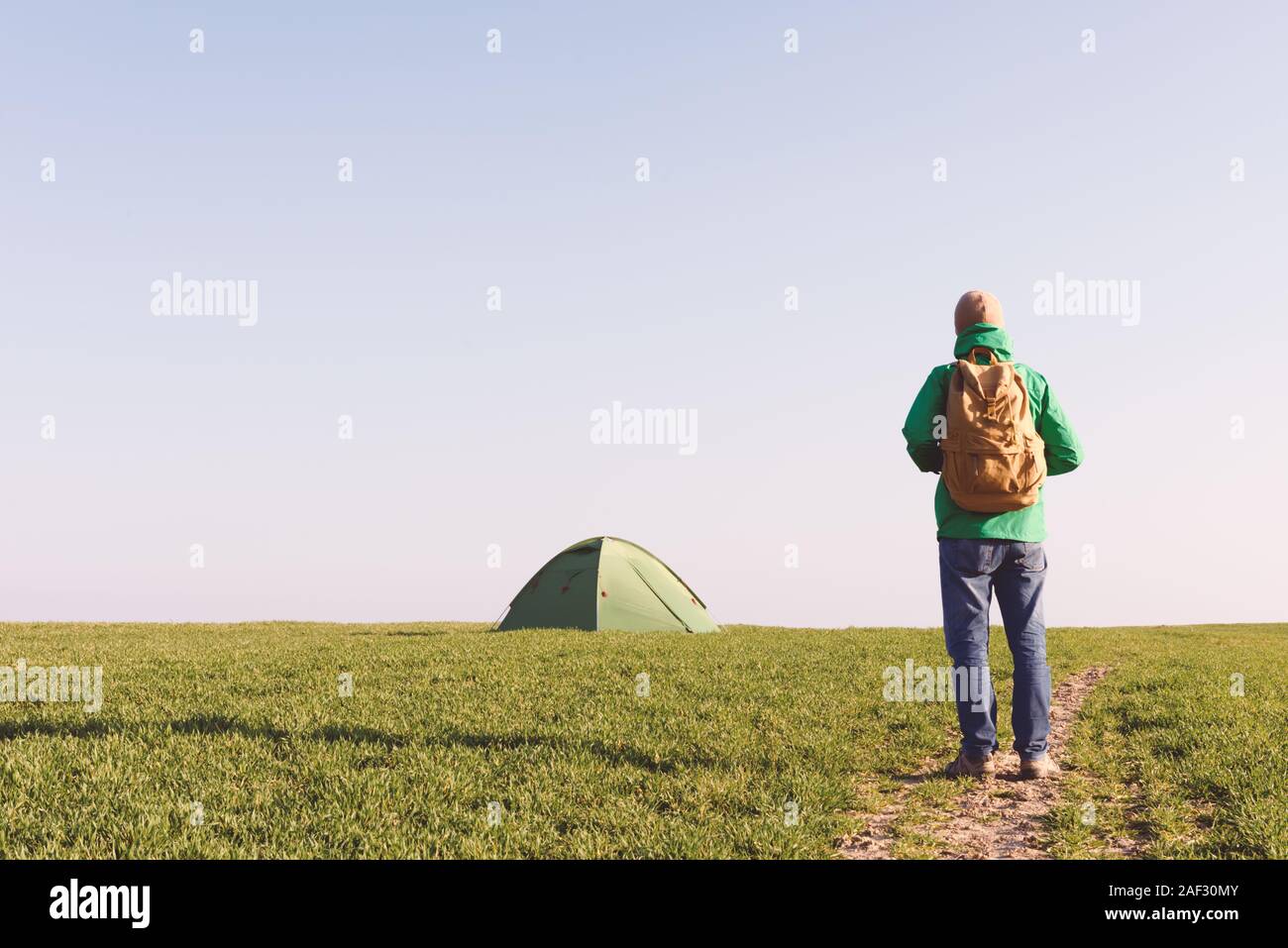 Sac à dos avec touristiques aller à sa tente sur le terrain de l'été. Concept de voyage Banque D'Images