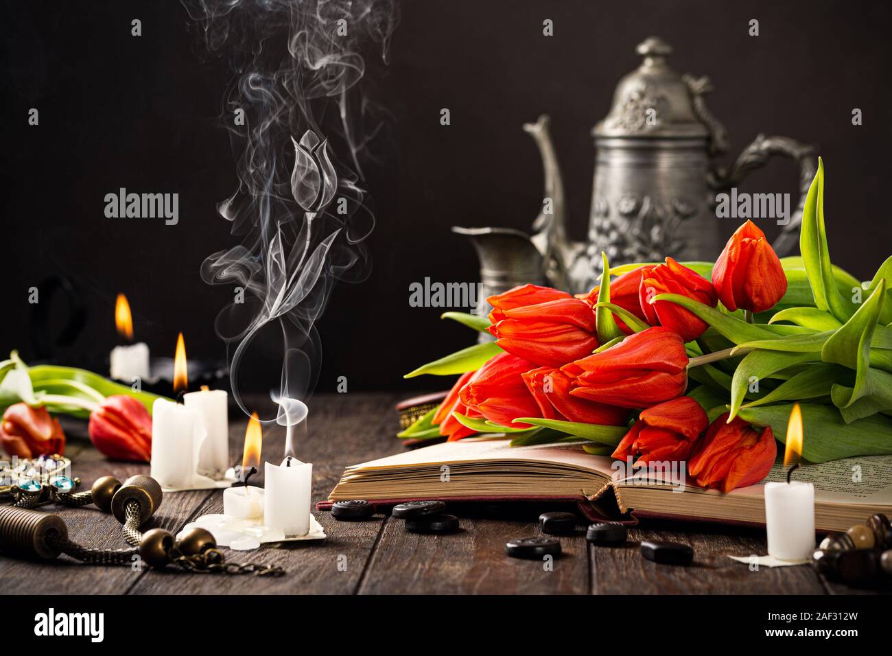 Tulipes orange sur le vieux livre Banque D'Images