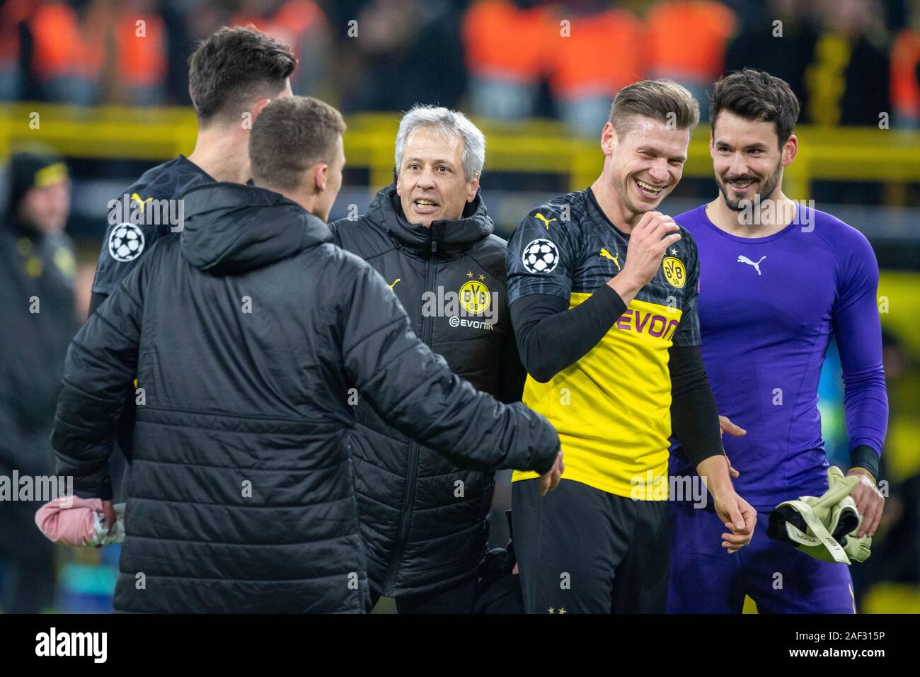 De gauche à droite : Thorgan HAZARD (NE), Leonardo BALERDI (NE), Lucien FAVRE (entraîneur, N), Lukasz (action de Faire), l'attaquant Roman BUERKI (BÃ_rki, N) sont ravis de se qualifier pour les éliminatoires de la Ligue des Champions, jubilation, encourageant , ils applaudissent, joie, Cheers, célébrer, jubilation finale, la moitié de la figure, la moitié de la figure, de la Ligue des Champions de football, groupe, groupe F, journée 6, Borussia Dortmund (NE) - le Slavia Prague Slavia (2) : 1, le 10.12.2019 à Dortmund / Allemagne. Dans le monde d'utilisation | Banque D'Images