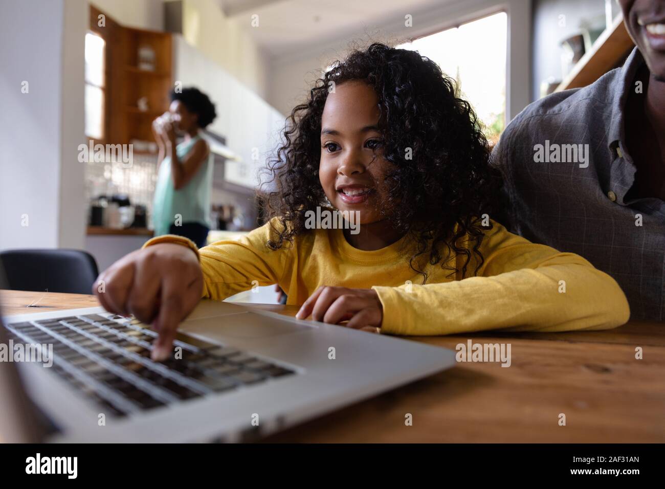 Passer du temps en famille dans leur maison Banque D'Images