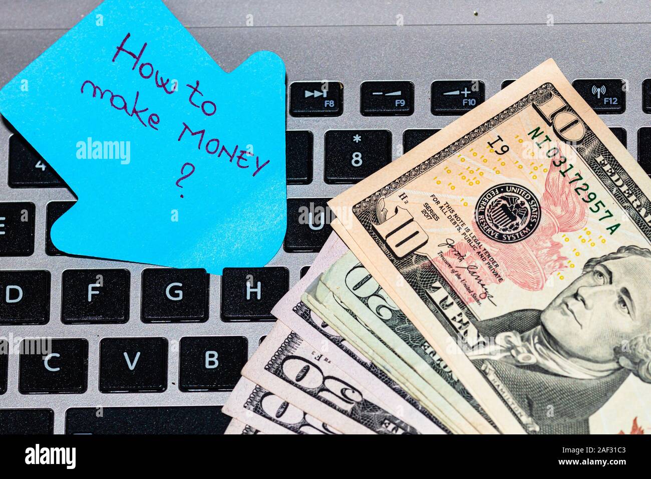 L'écriture post-it colorés sur la façon de faire de l'argent ? Post-it,  l'afficher et en dollars de l'argent sur clavier Photo Stock - Alamy
