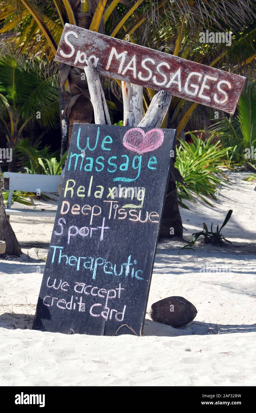 Un signe sur la plage qui lit 'We love' Massage tissus profonds, Détente, Sport et thérapeutiques. Banque D'Images