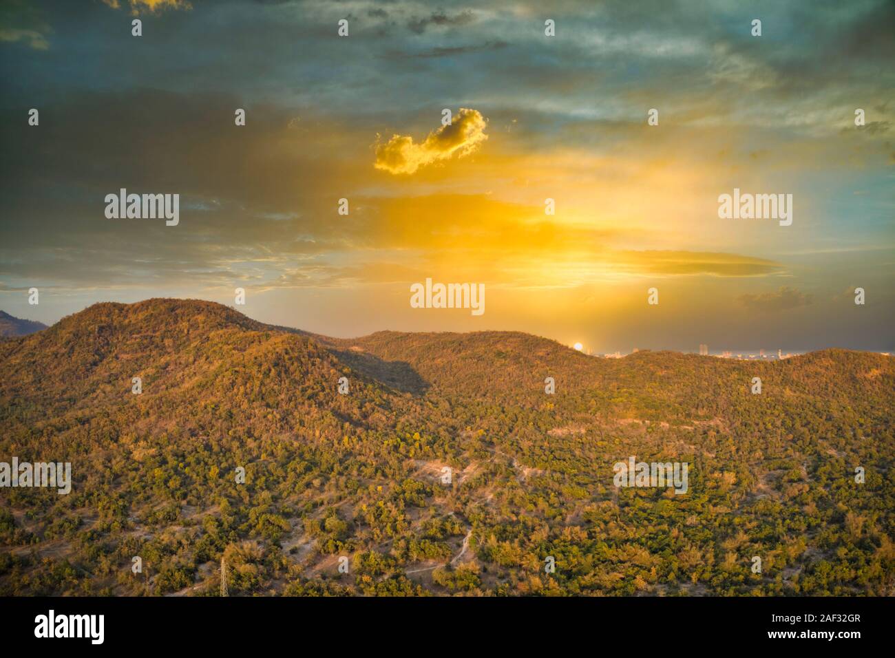 Cette photo unique montre le paysage de la nature avec des arbres et des collines d'en haut avec un paysage unique de nuages dans le coucher du soleil à Hua Hin Thaïlande. Banque D'Images