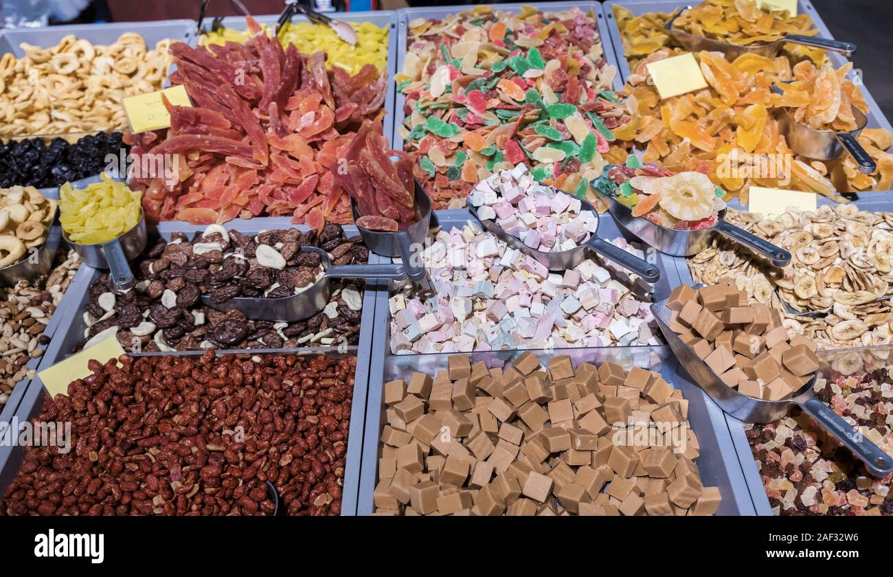 Assortiment de bonbons bonbons en rouge jaune brun et autres couleurs sur le marché Banque D'Images