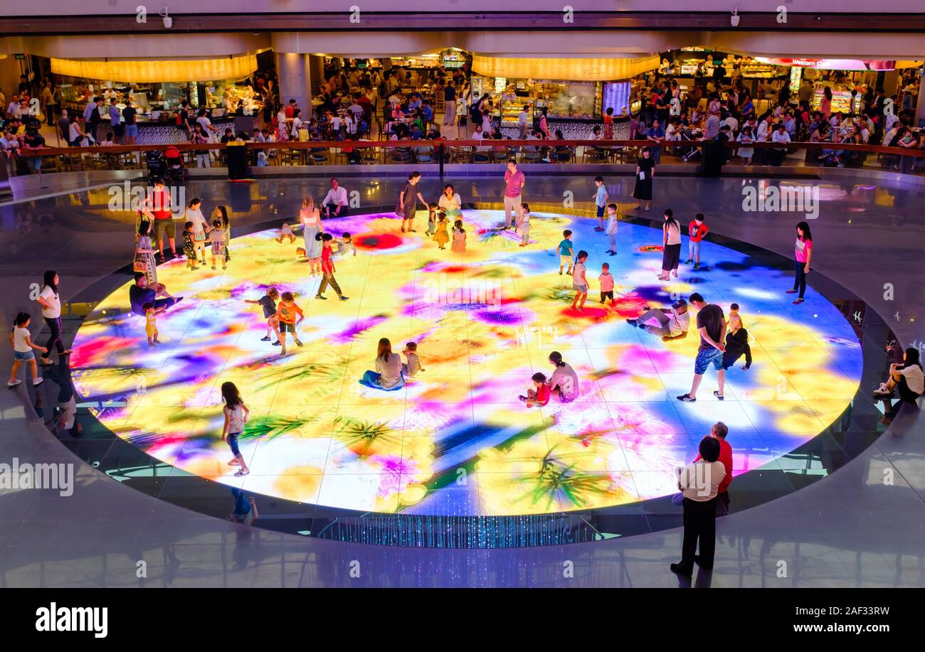Singapour-27 JAN 2018:les gens jouent sur l'aire de jeux de lumière à Singapour Marina Bay shopping mall hall Banque D'Images