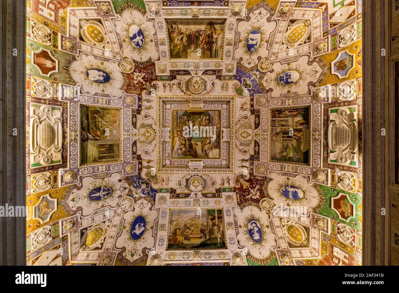 Belles peintures au plafond à l'intérieur de Villa Farnèse, également connu sous le nom de Villa Caprarola, un vaste bâtiment de style Renaissance Banque D'Images