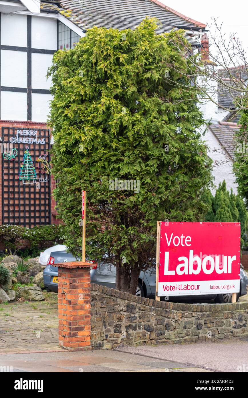 Southend on Sea, Essex, Royaume-Uni. La circonscription Ouest Southend inclut les villes de Westcliff et Leigh, avec les bureaux de scrutin. Le siège a été tenue depuis 1997 par Sir David Amess conservateur, avec la main-d'Aston line up pour l'élection en 2019. Des pancartes à l'extérieur du travail local du parti. Noël Banque D'Images