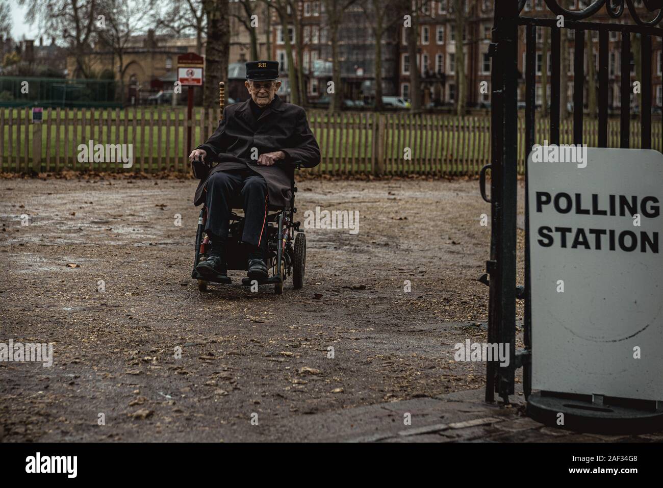 Londres, Royaume. 12 Décembre 2019 : un retraité de Chelsea quitte un bureau de scrutin à Londres comme la Grande-Bretagne retourne aux urnes pour les troisièmes élections générales depuis 2015, essaie de mettre fin à des désaccords sur le départ du pays de l'UE. Banque D'Images