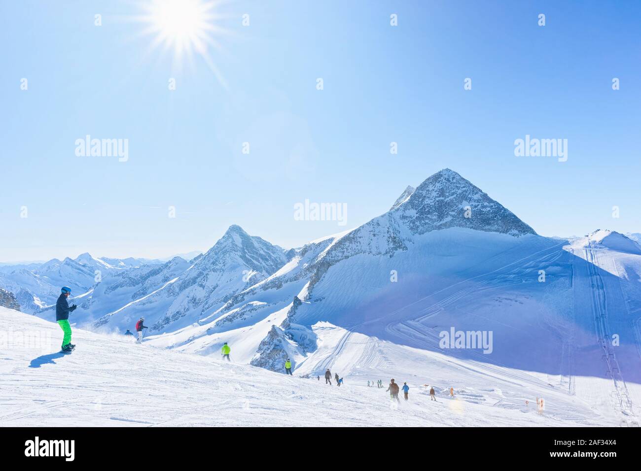 Les hommes skieurs et planchistes sur glacier de Hintertux d'Autriche Banque D'Images