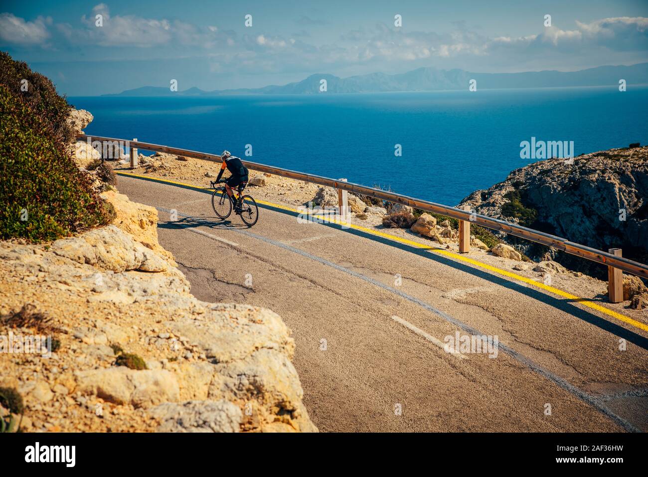 Sur la route de l'athlète en vélo par la mer Le Sport dans une nature magnifique. Banque D'Images