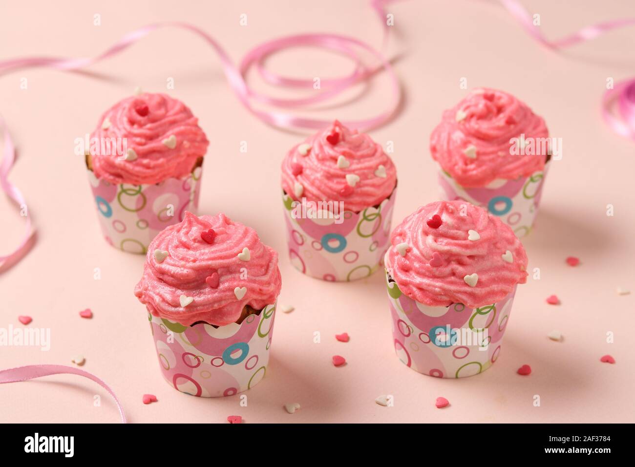 Petits Gateaux Faits Maison Avec De La Creme Sur Un Fond Rose Concept Pour La Saint Valentin Un Anniversaire Le 8 Mars Et La Fete Des Meres Photo Stock Alamy