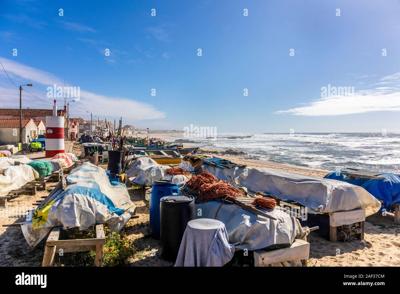 Vila Cha, flotte de pêche. Trop rugueux pour prendre la mer. Les bateaux et engins de pêche sont couverts pour les protéger de plus le sable soufflé dans le Banque D'Images