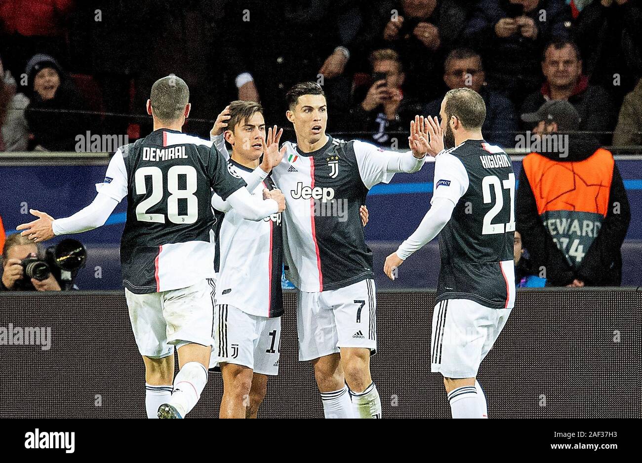 Jubilation Cristiano Ronaldo (Juve) a marqué son but 0 : 1 avec de gauche à droite Merih DEMIRAL (Juve), Paulo DYBALA (Juve), Cristiano Ronaldo (Juve), Gonzalo HIGUAIN (Juve), Football, Ligue des Champions Tour préliminaire, 6. ème journée du groupe D, Bayer 04 Leverkusen (LEV) - Juventus (Juve), 11/12/2019 à Leverkusen / Allemagne. Dans le monde d'utilisation | Banque D'Images