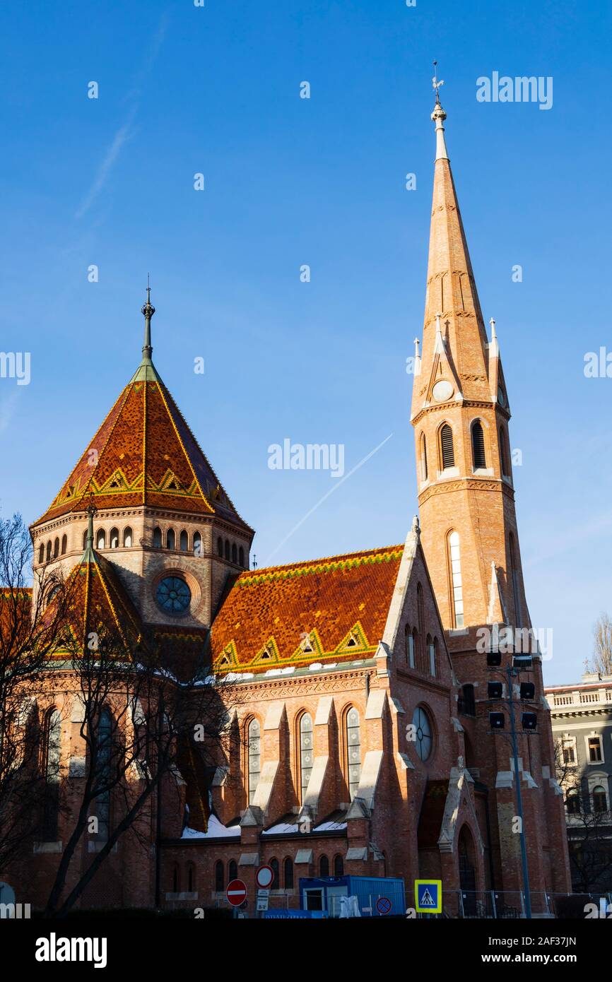Les carreaux colorés sur le toit de la place de l'Eglise Réforme Szilagyi Dezso, hiver à Budapest, Hongrie. Décembre 2019 Banque D'Images