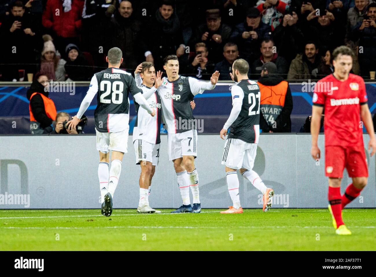 Jubilation Cristiano Ronaldo (Juve) a marqué son but 0 : 1, de gauche à droite Merih DEMIRAL (Juve), Paulo DYBALA (Juve), Cristiano Ronaldo (Juve), Gonzalo HIGUAIN (Juve), r. Julian BAUMGARTLINGER (LEV) déçu de la Ligue des Champions de football, premier tour, 6e journée du groupe D, Bayer 04 Leverkusen (LEV) - Juventus (Juve), 12/11/2019 à Leverkusen/Allemagne. Dans le monde d'utilisation | Banque D'Images
