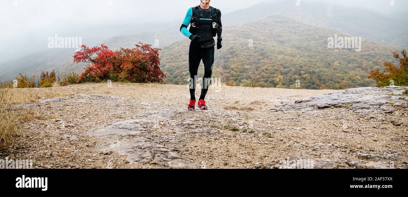 Homme runner mountain trail run. pluie et brouillard, temps d'automne Banque D'Images Homme runner mountain trail run. pluie et brouillard, temps d'automne Banque D'Images