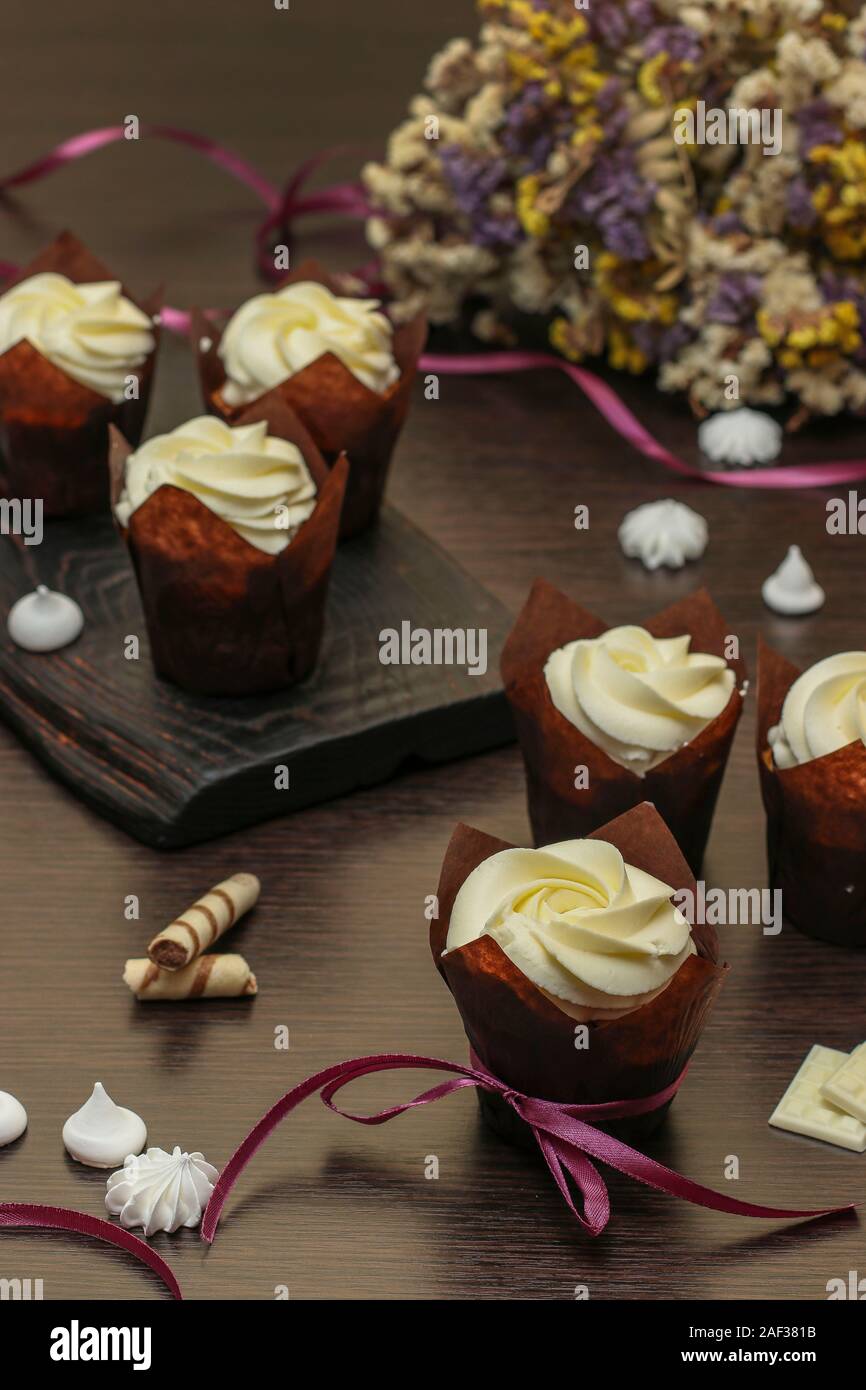 De Delicieux Petits Gateaux Au Chocolat Pour La Fete Des Meres Avec Des Fleurs De Printemps Photo Stock Alamy