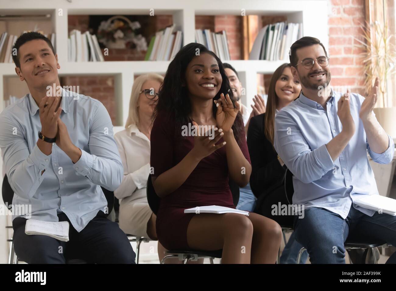 Les participants au séminaire entrepreneurs divers tapez des mains pour exprimer sa gratitude pour la parole Banque D'Images
