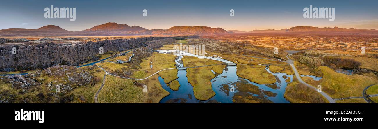 Contrôle visuel de la dorsale médio-atlantique, Almannagja, Site du patrimoine mondial de l'UNESCO, le Parc National de Thingvellir. Banque D'Images