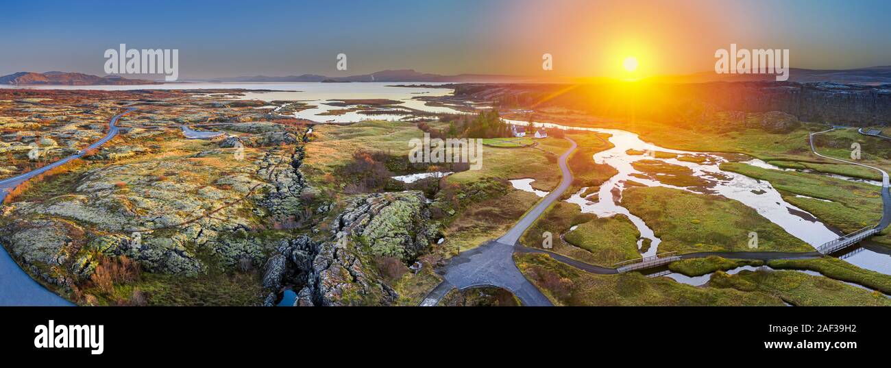 Contrôle visuel de la dorsale médio-atlantique, Almannagja, Site du patrimoine mondial de l'UNESCO, le Parc National de Thingvellir. Banque D'Images