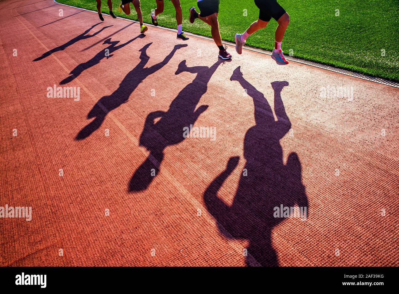 Athlétisme Athlétisme sport photo. Ombre de coureurs sur la piste Banque D'Images