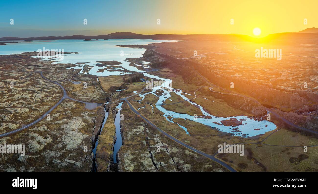 Contrôle visuel de la dorsale médio-atlantique, Almannagja, Site du patrimoine mondial de l'UNESCO, le Parc National de Thingvellir. Banque D'Images