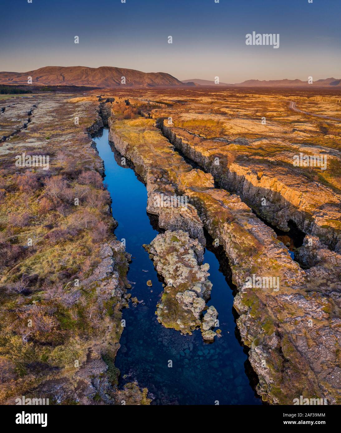 Contrôle visuel de la dorsale médio-atlantique, Almannagja, Site du patrimoine mondial de l'UNESCO, le Parc National de Thingvellir. Banque D'Images