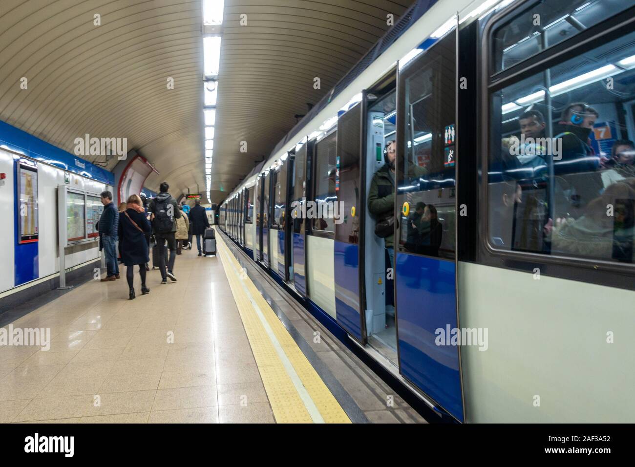 Un train de métro de Madrid attend à la plate-forme à la station Tribunal Banque D'Images