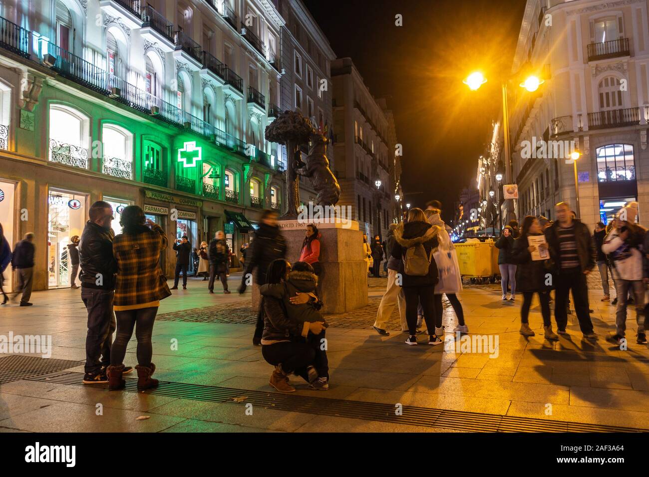L'ours et de l'arborescence Madroño, une statue en bronze de la Puerta del Sol dans le centre de la ville de Madrid, Espagne la nuit. Banque D'Images
