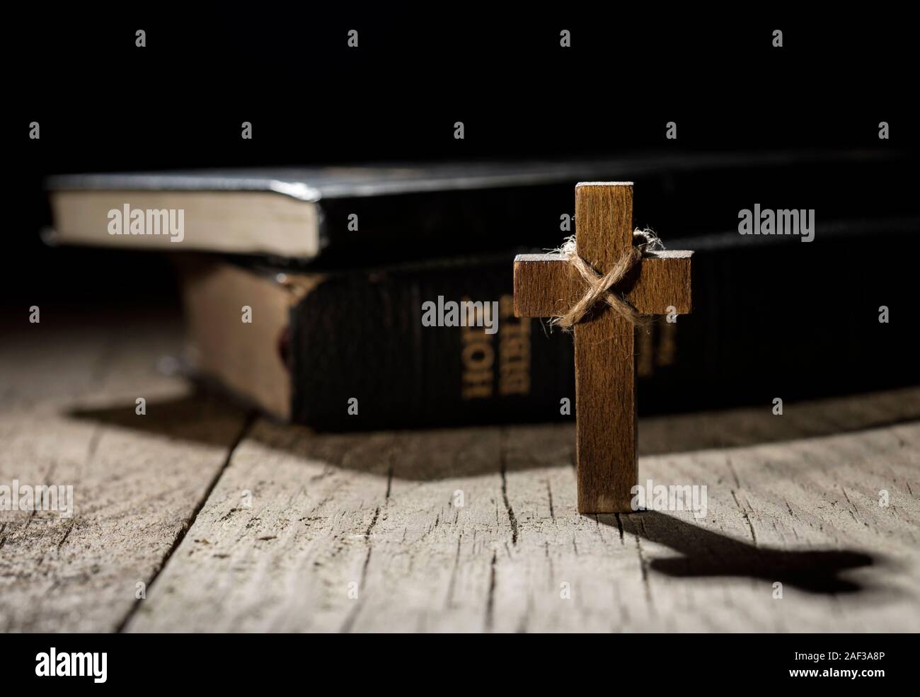 Croix de bois et la Sainte Bible sur table en bois sombre. Banque D'Images