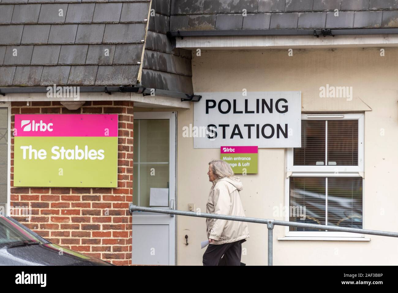 Élection générale 2019 de scrutin dans les écuries, Leigh on Sea, Essex, Royaume-Uni. Leigh Road Baptist Church. Les cadres supérieurs de l'électeur à voter l'entrée femelle Banque D'Images
