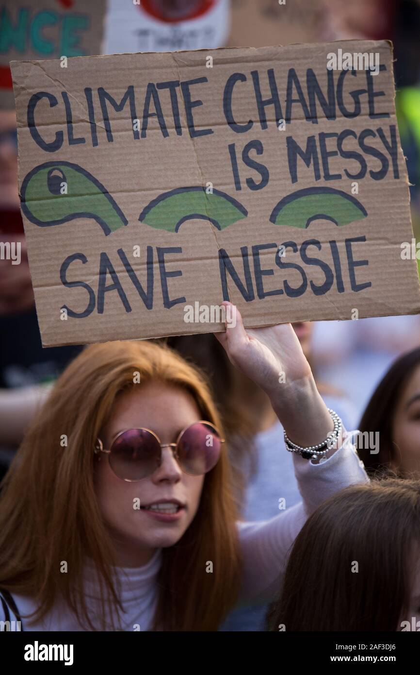 Grève des jeunes Écossais pour le climat, au cours d'une journée mondiale d'action, prend sa journée et les établissements scolaires pour protester contre l'inaction du gouvernement sur la crise climatique, à Édimbourg, Écosse, 20 septembre 2019. Les jeunes ont fait leur chemin dans les prés de la ville, le long de l'historique Royal Mile au parlement écossais. Banque D'Images