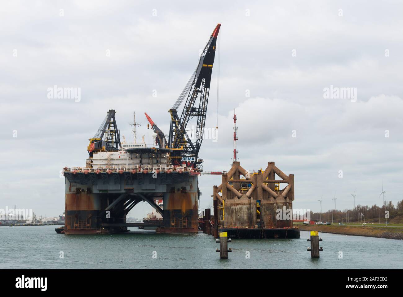 Rozenburg, Pays-Bas - le 7 décembre 2019 : l'eau profonde barge-grue de levage lourd près de Rotterdam Harbour Banque D'Images