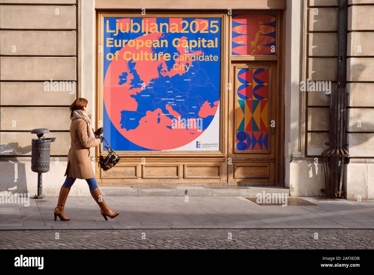 Femme marche à arobase soulignant la candidature de Ljubljana comme Capitale européenne de la Culture pour 2025 Banque D'Images