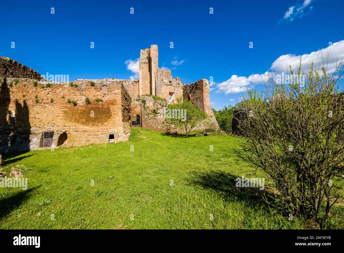 Ruines d'une ancienne forteresse étrusque, situé sur une colline boisée à l'extérieur du village Banque D'Images