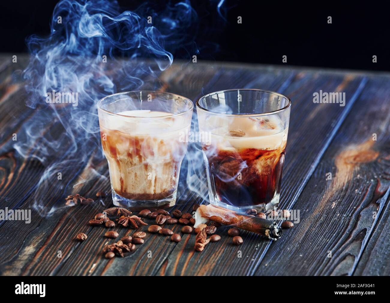 Belle fumée. Cocktails est prêt. Sur la table en bois dans la boîte de nuit. L'éclairage de Nice Banque D'Images