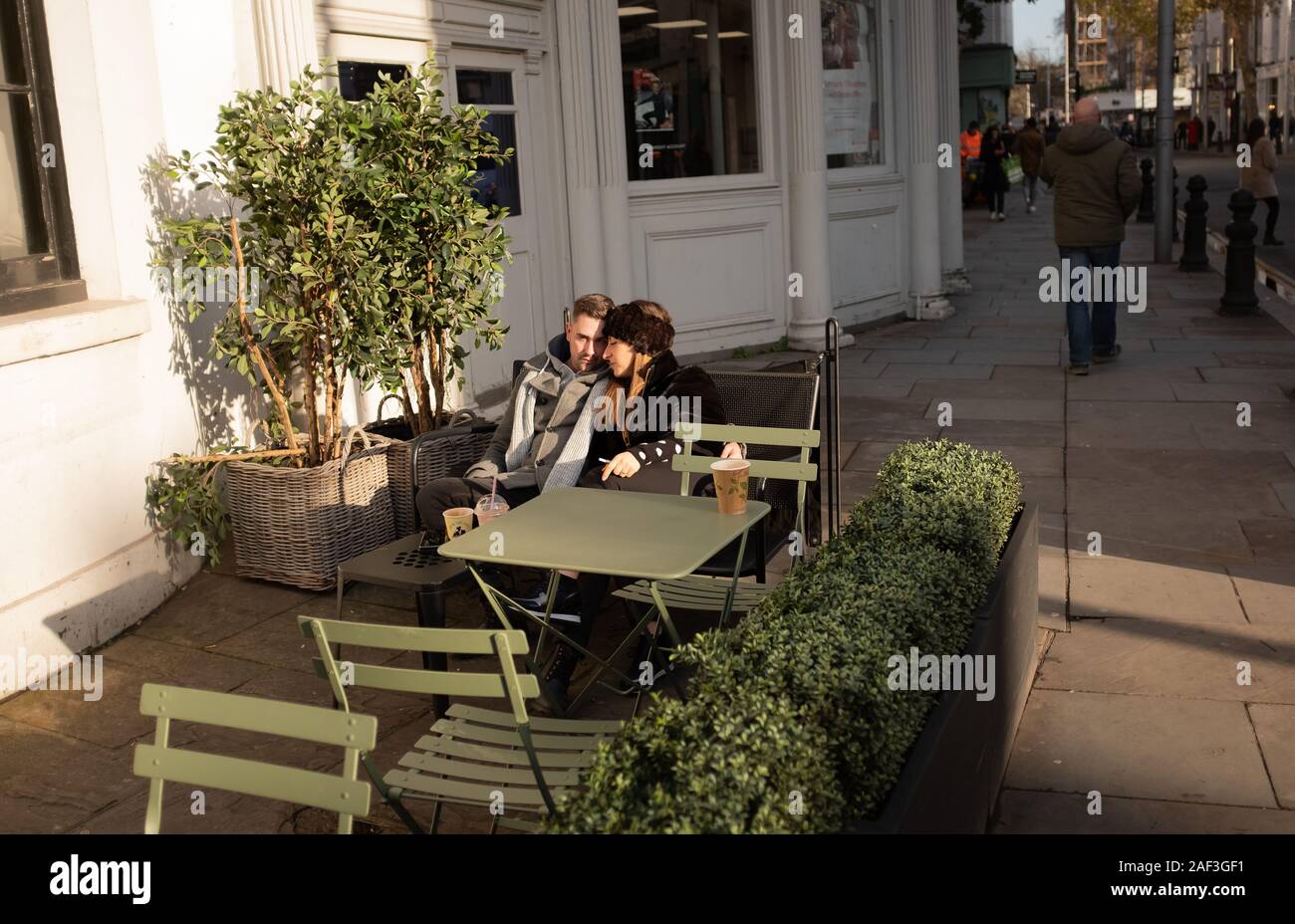 Deux amoureux dans un café à Chelsea, Londres Banque D'Images