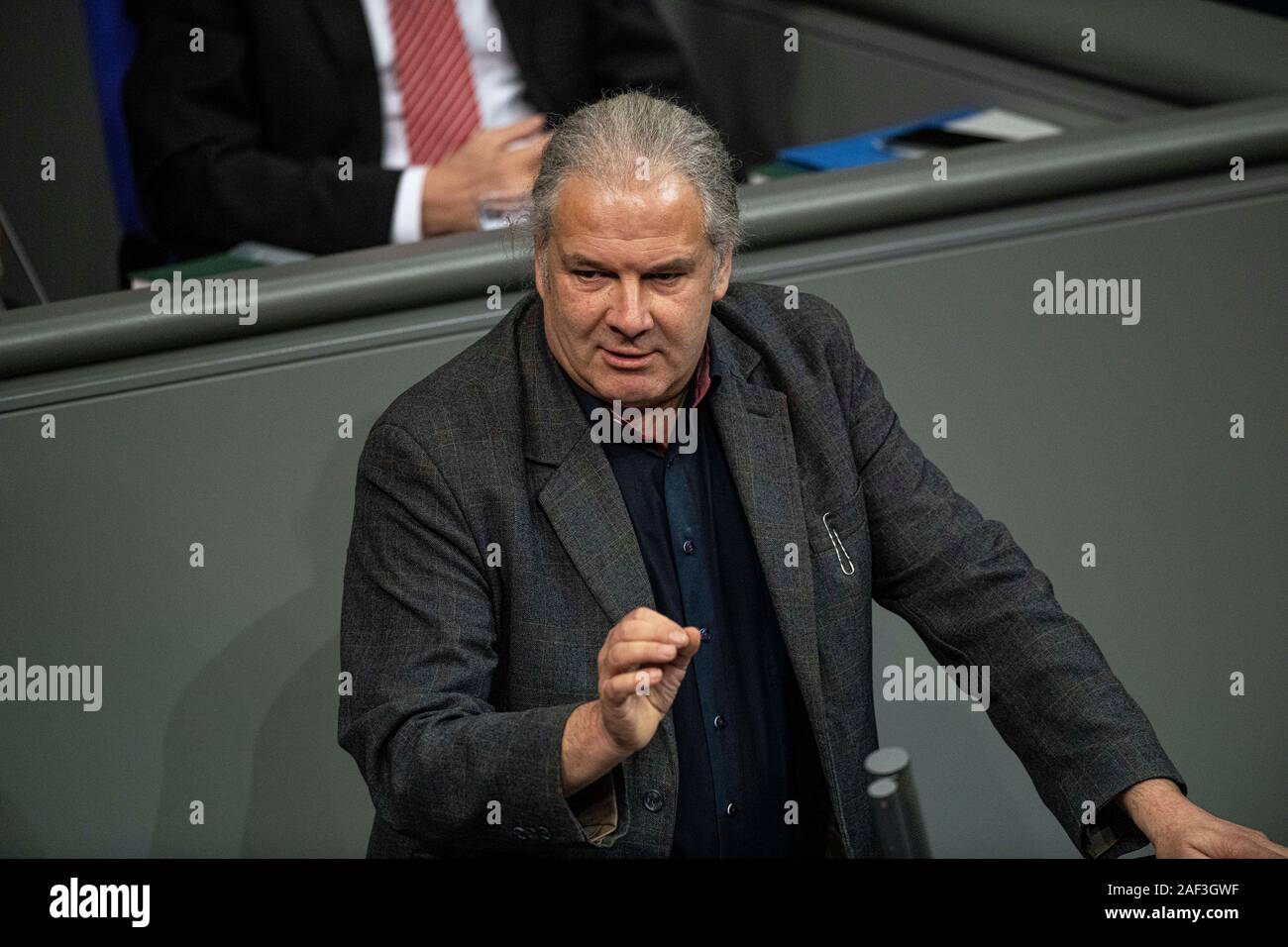 Berlin, Allemagne. Dec 12, 2019. Andrej Hunko (Die Linke), membre du Bundestag allemand, parle à cette heure sur les résultats de la normandie Sommet. Les principaux thèmes de la 134e session de la 19e législature sont la réintroduction de l'obligation de maîtrise dans plusieurs métiers, les pensions professionnelles, un débat sur le juste montant de la concurrence dans l'assurance maladie obligatoire et une heure d'actualité sur le sommet de l'Ukraine de Paris. Credit : Fabian Sommer/dpa/Alamy Live News Banque D'Images