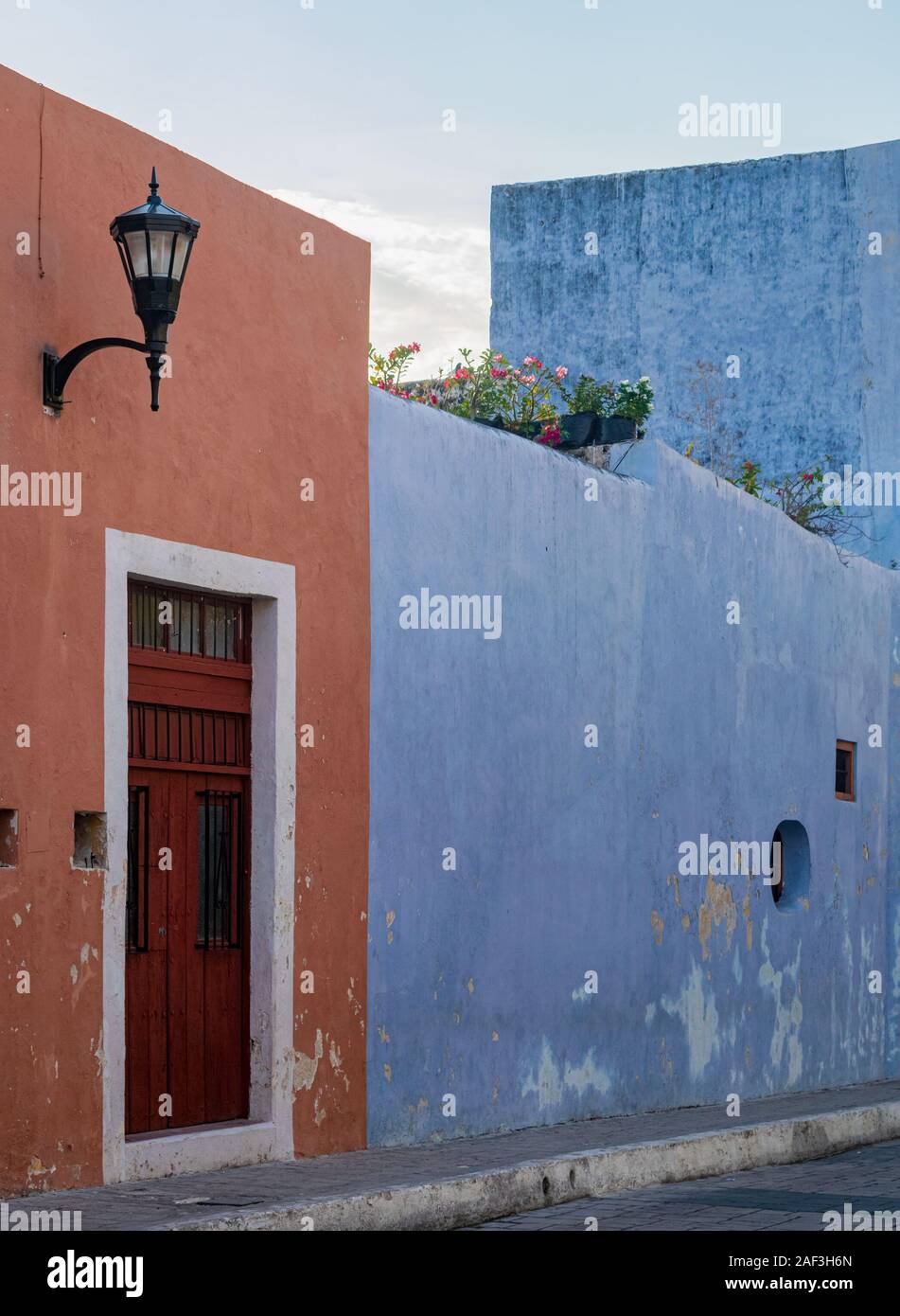 L'orange et le bleu, des façades de bâtiment colonial coloré à Campeche, Yucatan, Mexique. Banque D'Images
