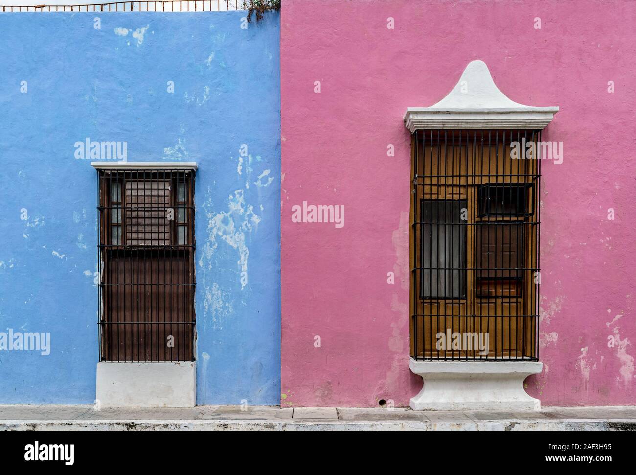 Rose et bleu, des façades de bâtiment colonial coloré à Campeche, Yucatan, Mexique. Banque D'Images