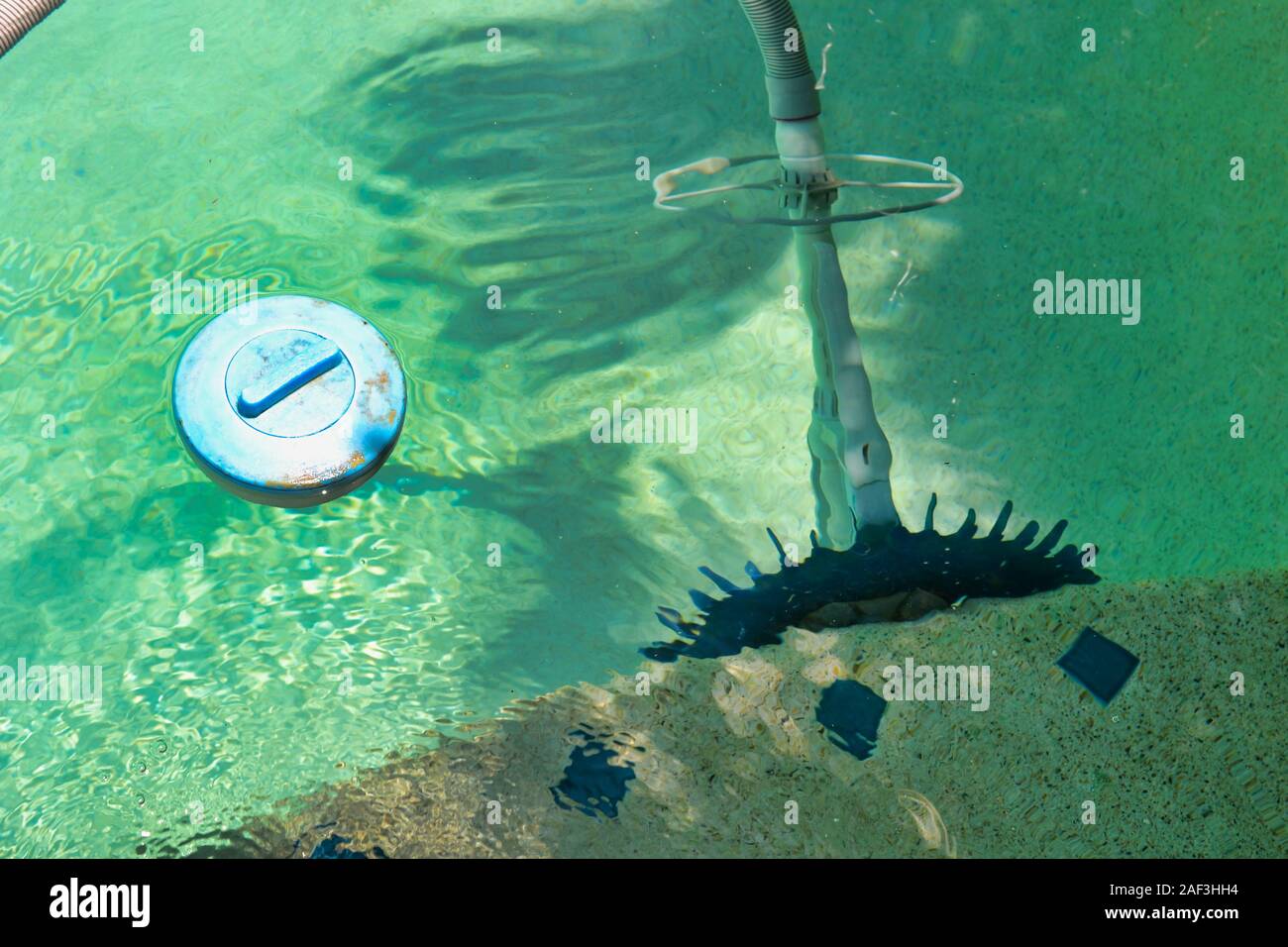 Submergé de piscine automatique au travail. Banque D'Images