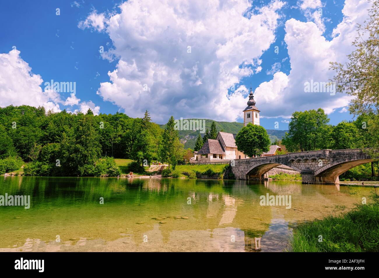 Paysage avec église Saint Jean-Baptiste lac de Bohinj Slovénie Banque D'Images