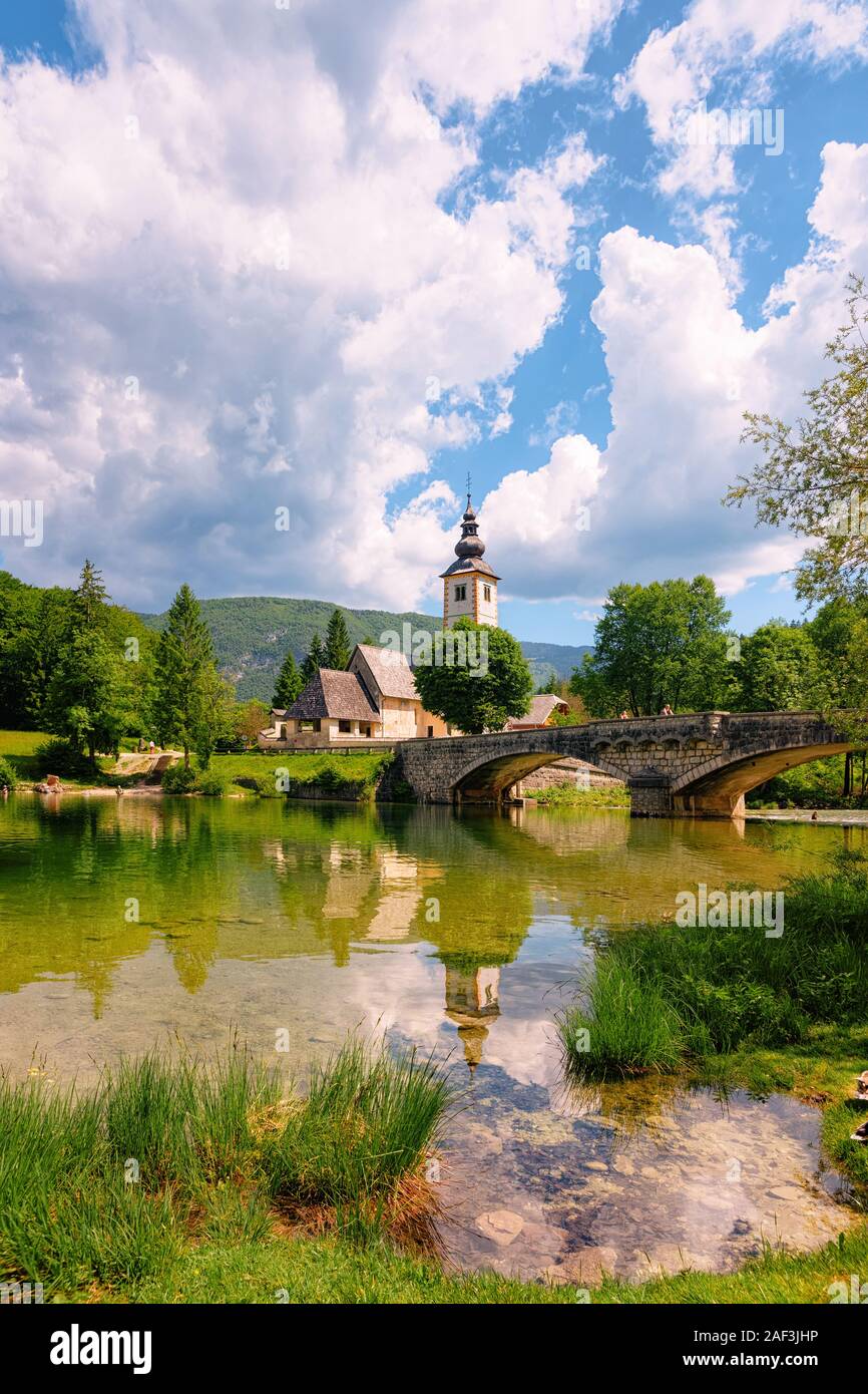 Paysage avec église Saint Jean Baptiste de Slovénie Bohinj Lake Banque D'Images