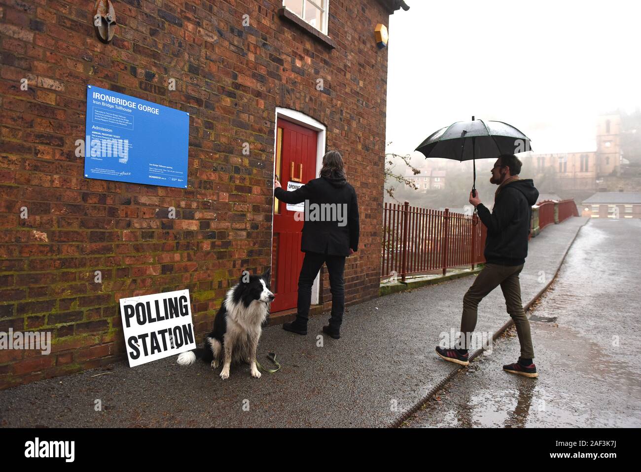 Les électeurs bravent le temps humide, froid et maltraité pour voter aux élections générales à l'historique Iron Bridge Tollhouse alors qu'un chien d'électeurs attend sous la pluie. Crédit: David Bagnall/Alay Live News Banque D'Images