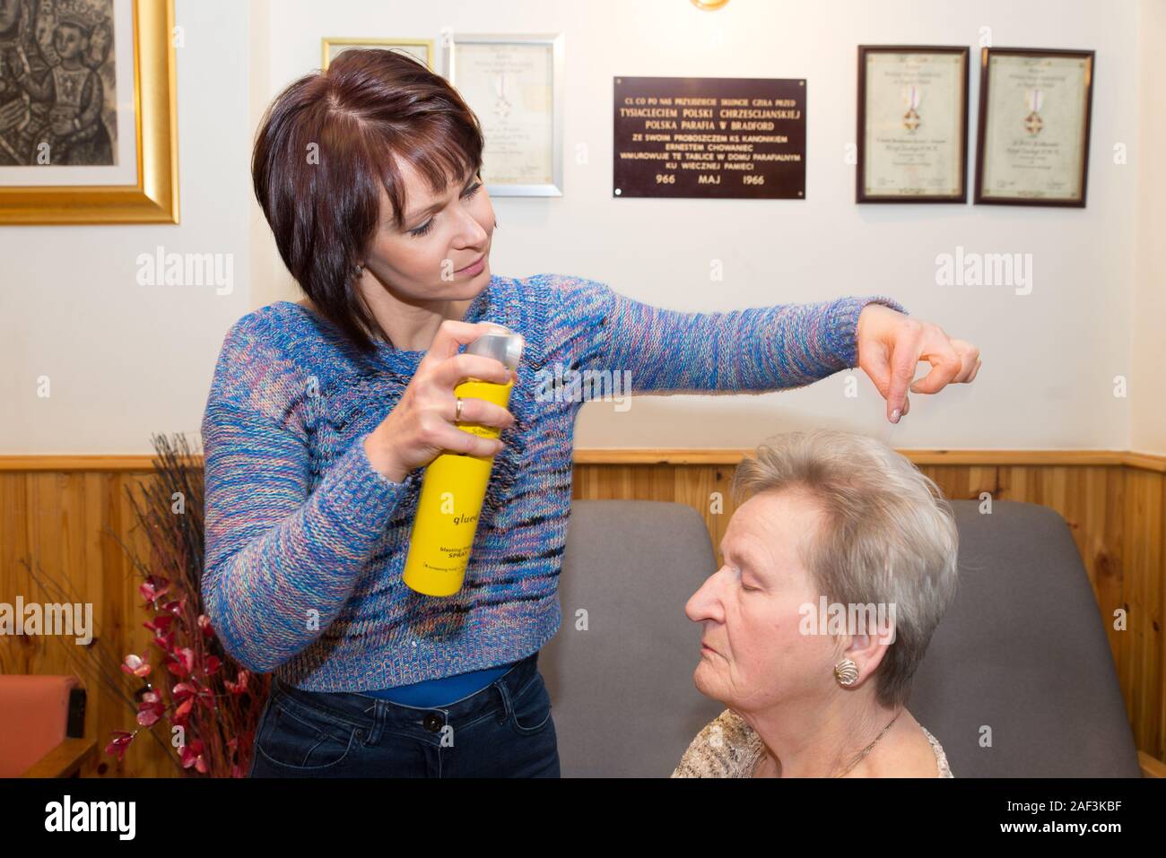 Coiffure Iwona Piasecka régulièrement vient à la communauté polonaise de Bradford centre de travailler avec des dames âgées d'origine polonaise. Banque D'Images