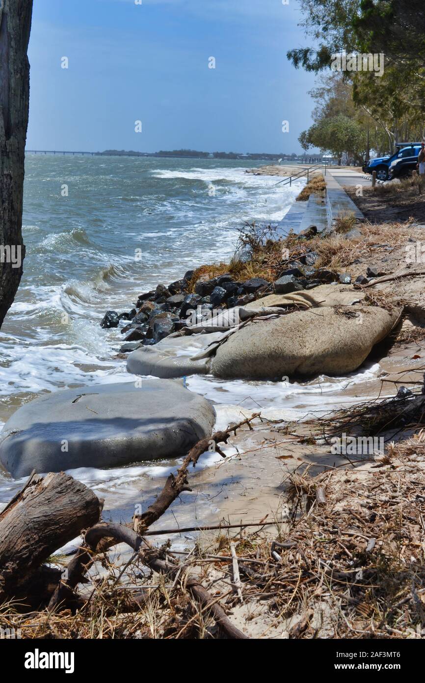 King Tide associées à de fortes rafales de vent frappeur de la côte. Janvier 2019 Bongaree, Queensland, Australie Banque D'Images