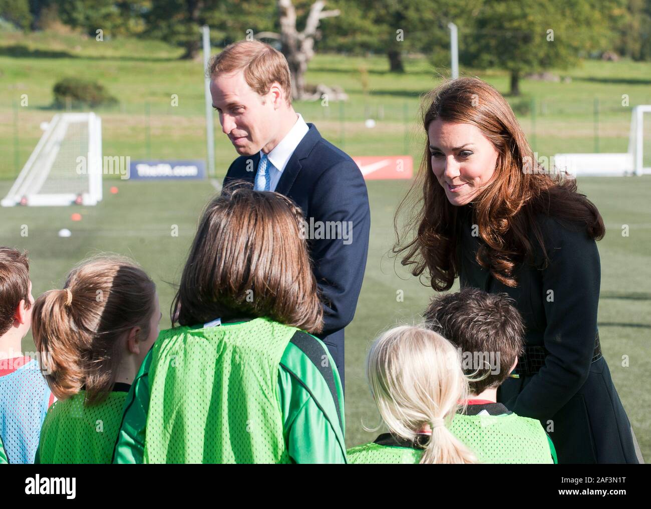 Le duc et la duchesse de Cambridge Angleterre réunion joueurs à l'ouverture du nouveau centre de formation de l'Angleterre au St George's Park à Burton upon Trent, Derbyshire en 2012. Banque D'Images