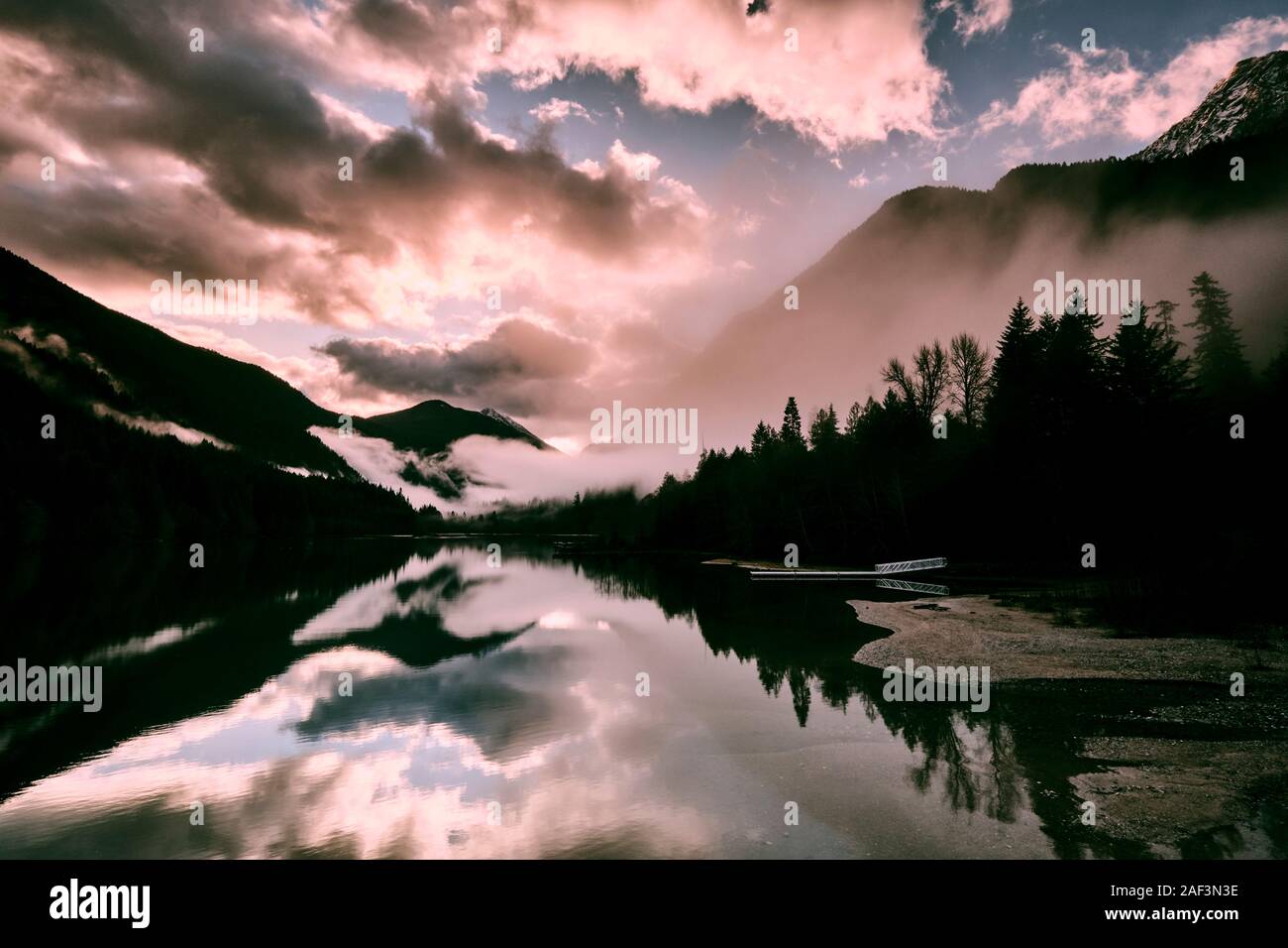 Un matin brumeux sur Diablo Lake dans le parc national des North Cascades. Banque D'Images